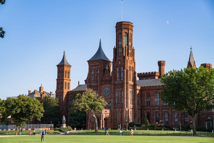 Lo Smithsonian Castle — La torre in arenaria rossa affacciata sul National Mall