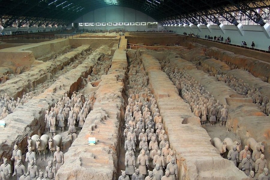 Esercito di terracotta — Ottomila soldati scoperti per caso da un contadino