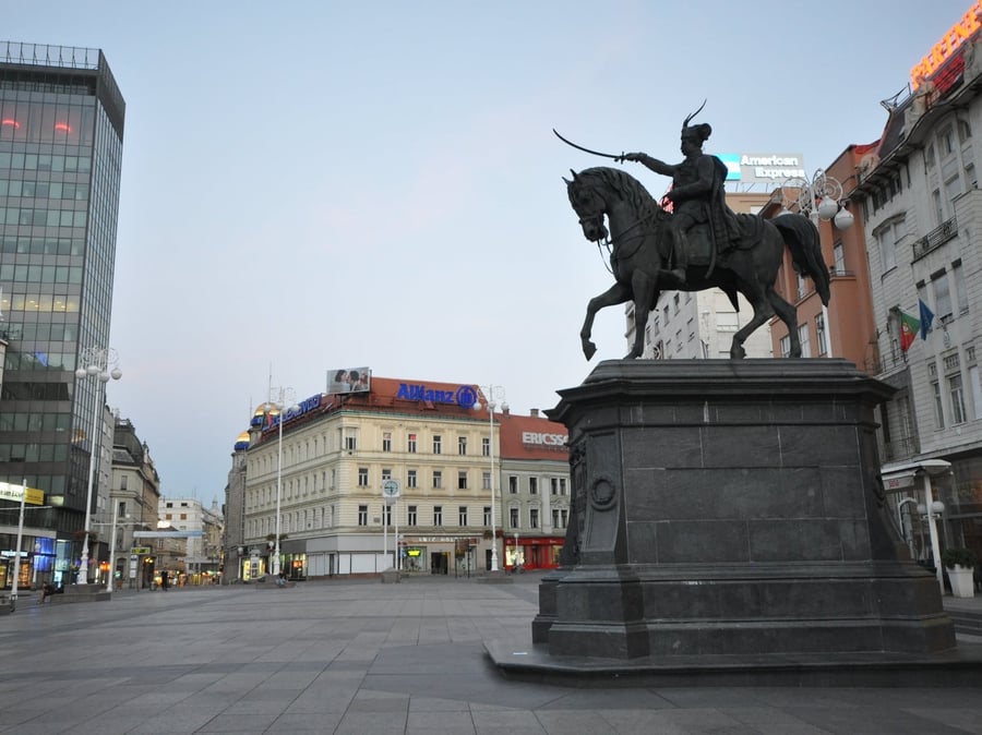 La Piazza Ban Jelačić — Il cuore pulsante della città sotto la statua del bano