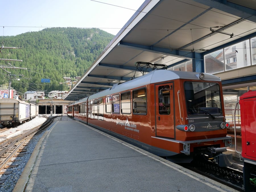 La Gornergratbahn — Il trenino a cremagliera che sale verso il Cervino