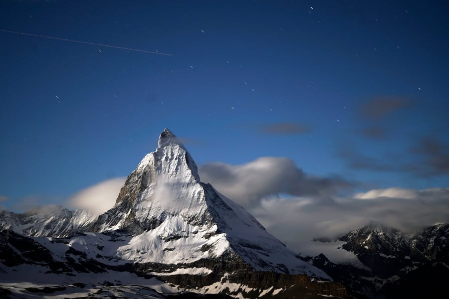Il Cervino di notte — La piramide di roccia e ghiaccio sotto le stelle